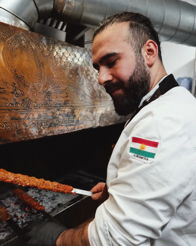 Le chef grille une brochette Adana sur épée au charbon de bois — Dunkerque