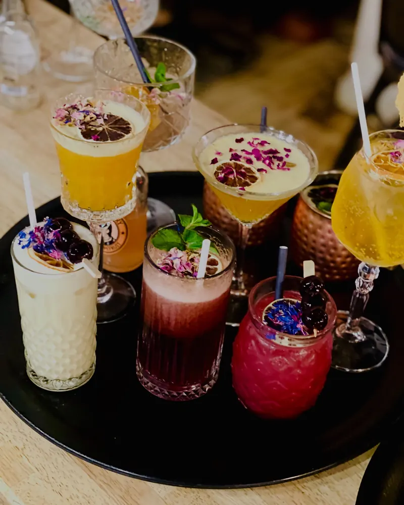 Plateau de cocktails colorés au bar de L'Escale Byzantine à Dunkerque