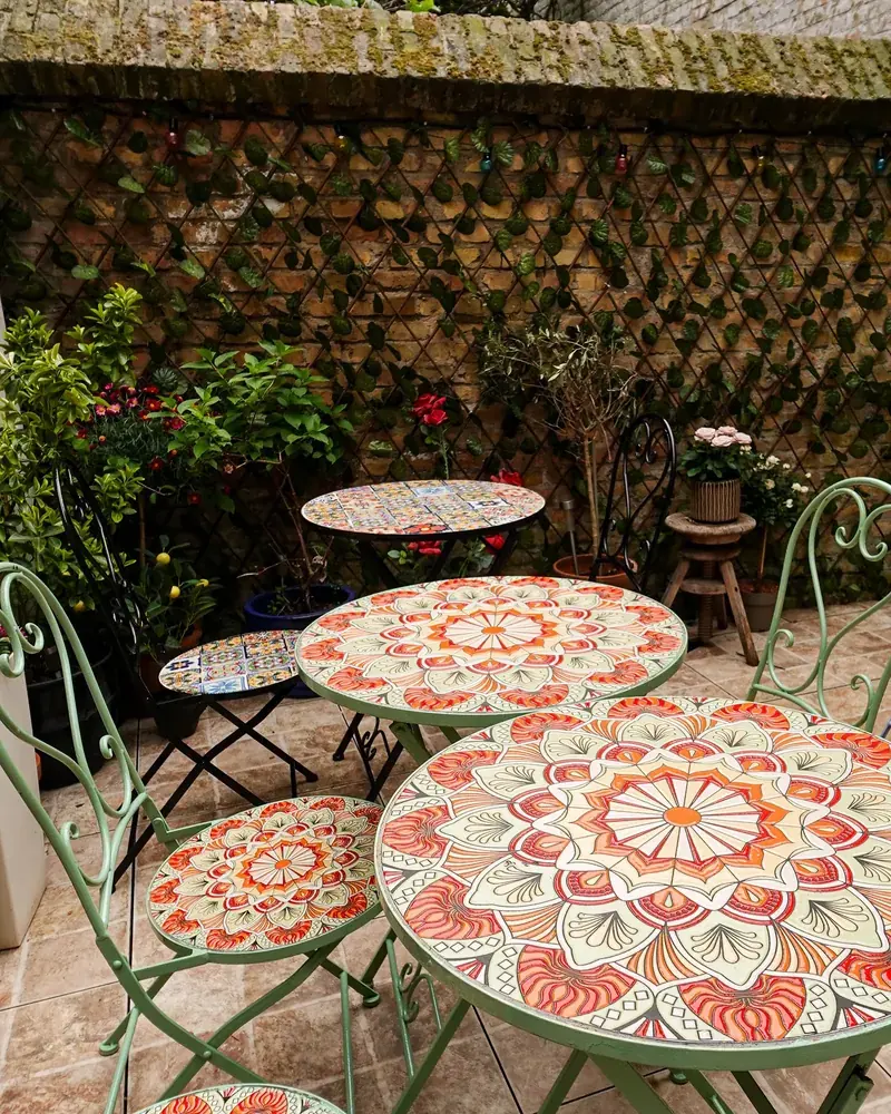 Cour intérieure et tables en mosaïque — restaurant à Dunkerque