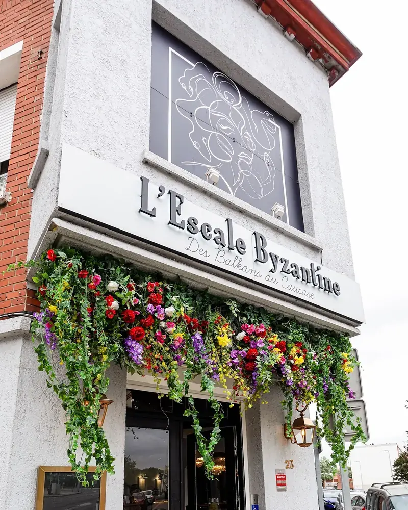 Façade fleurie de L'Escale Byzantine, avenue Faidherbe à Malo-les-Bains
