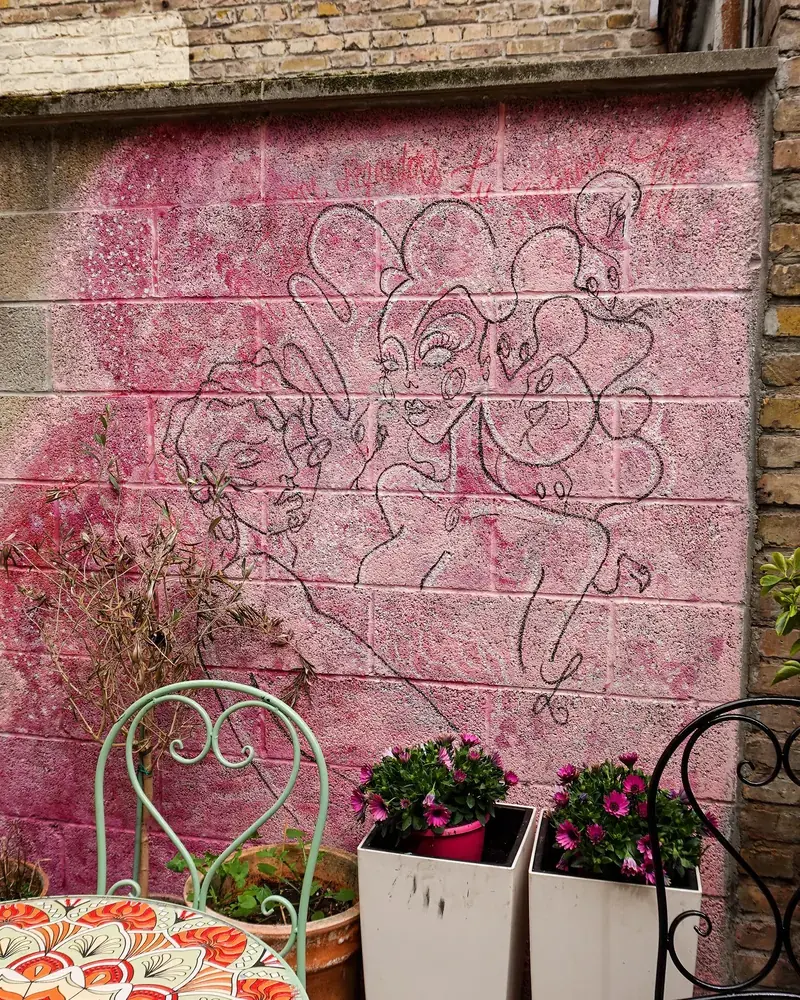 Fresque rose de la cour de L'Escale Byzantine à Dunkerque